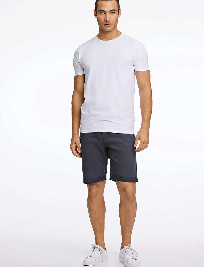 Lindbergh - Superflex chino shorts w?. belt - chinos shorts - dk blue - 0