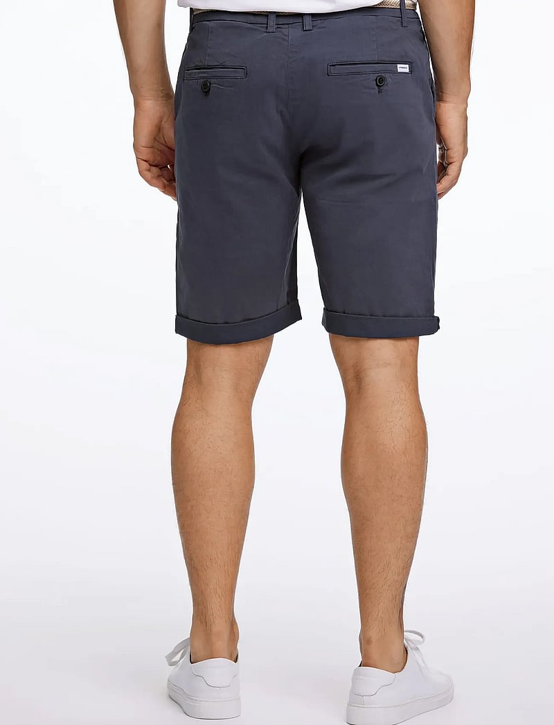 Lindbergh - Superflex chino shorts w?. belt - chinos shorts - dk blue - 4