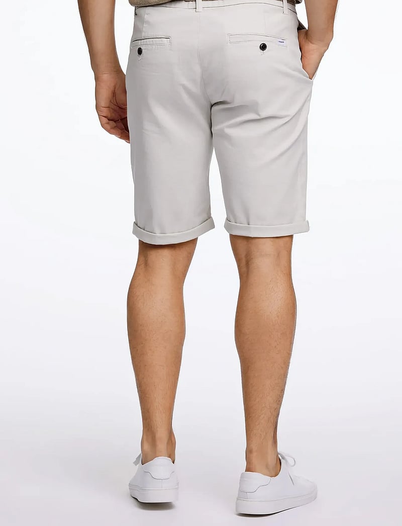 Lindbergh - Superflex chino shorts w?. belt - chino lühikesed püksid - ecru - 4