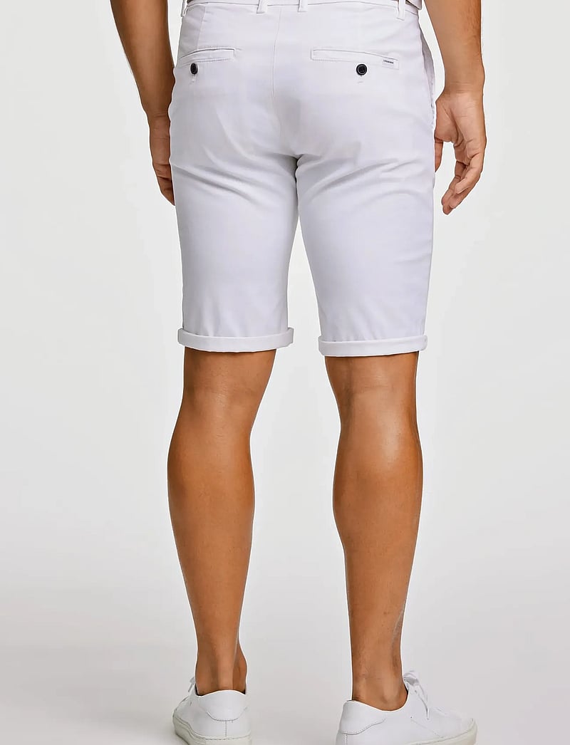 Lindbergh - Superflex chino shorts w?. belt - chinos shorts - white - 5