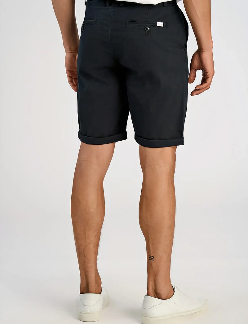Lindbergh - Superflex chino shorts - chinos shorts - black - 4