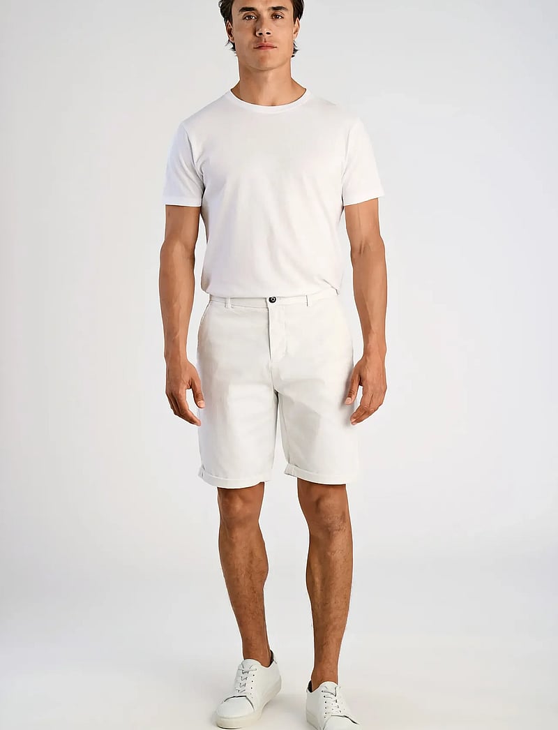 Lindbergh - Superflex chino shorts - chinos shorts - white - 0