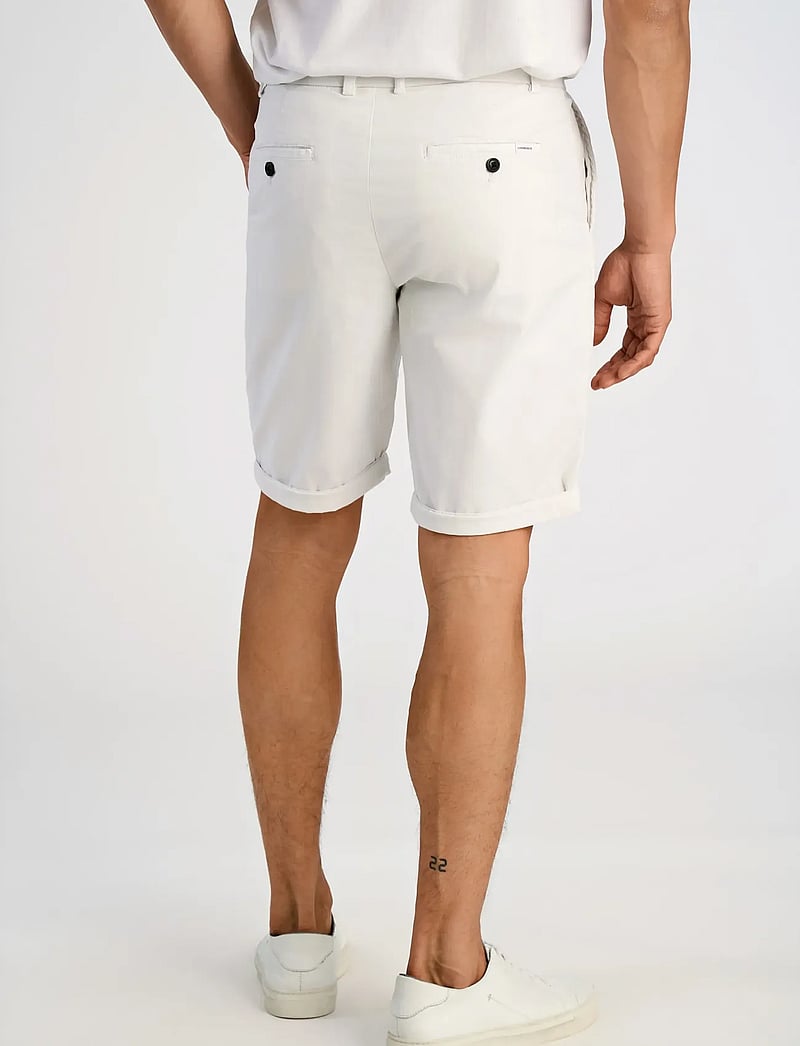 Lindbergh - Superflex chino shorts - chinos shorts - white - 4