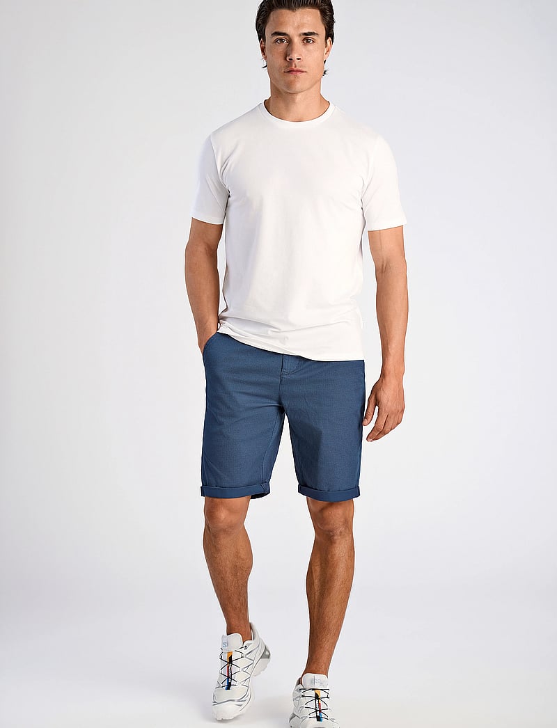 Lindbergh - Superflex AOP chino shorts - chinos shorts - navy - 4