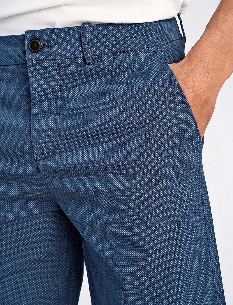 Lindbergh - Superflex AOP chino shorts - chinos shorts - navy - 5
