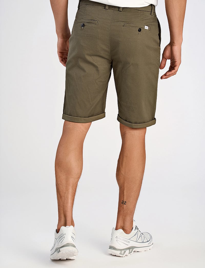 Lindbergh - Superflex AOP chino shorts - chinos shorts - dk army - 3