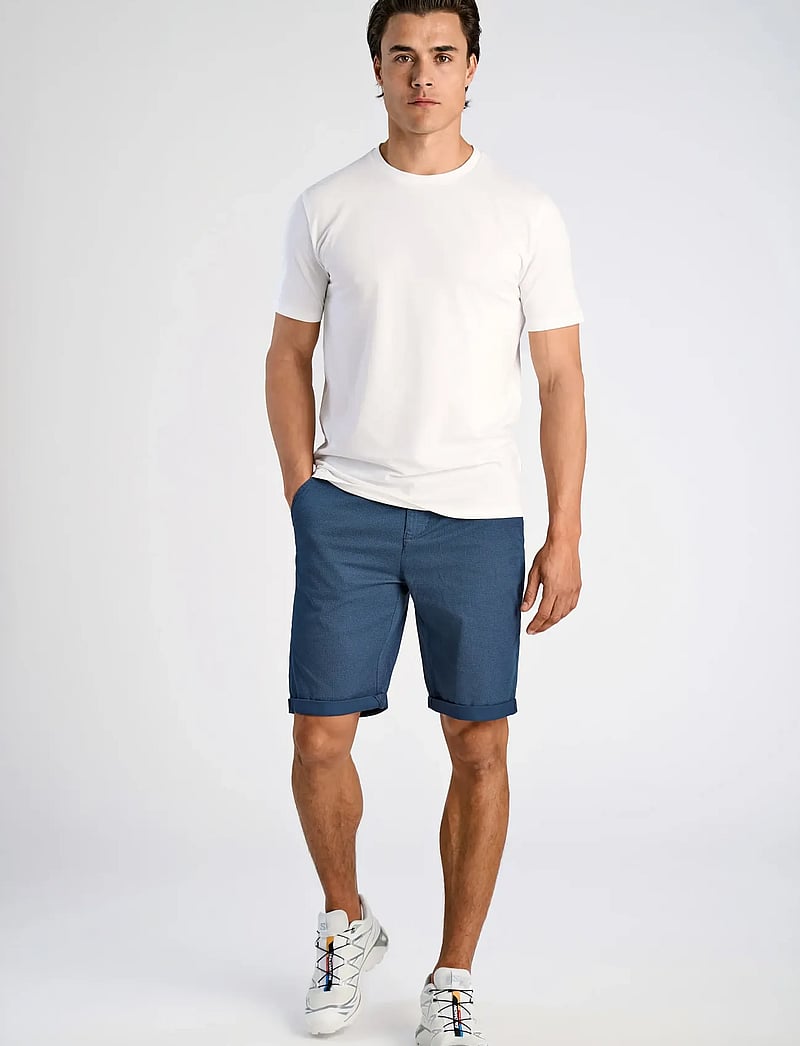 Lindbergh - Superflex AOP chino shorts - chinos shorts - navy - 0
