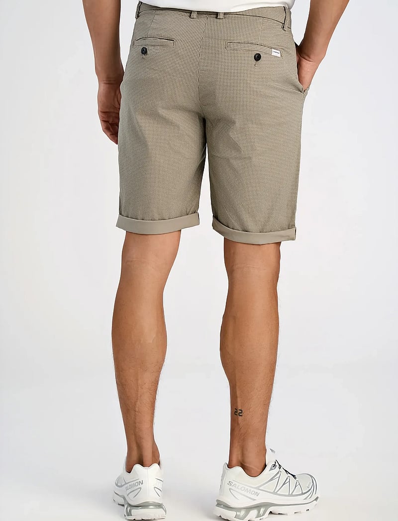 Lindbergh - Superflex AOP chino shorts - chinos shorts - stone - 4