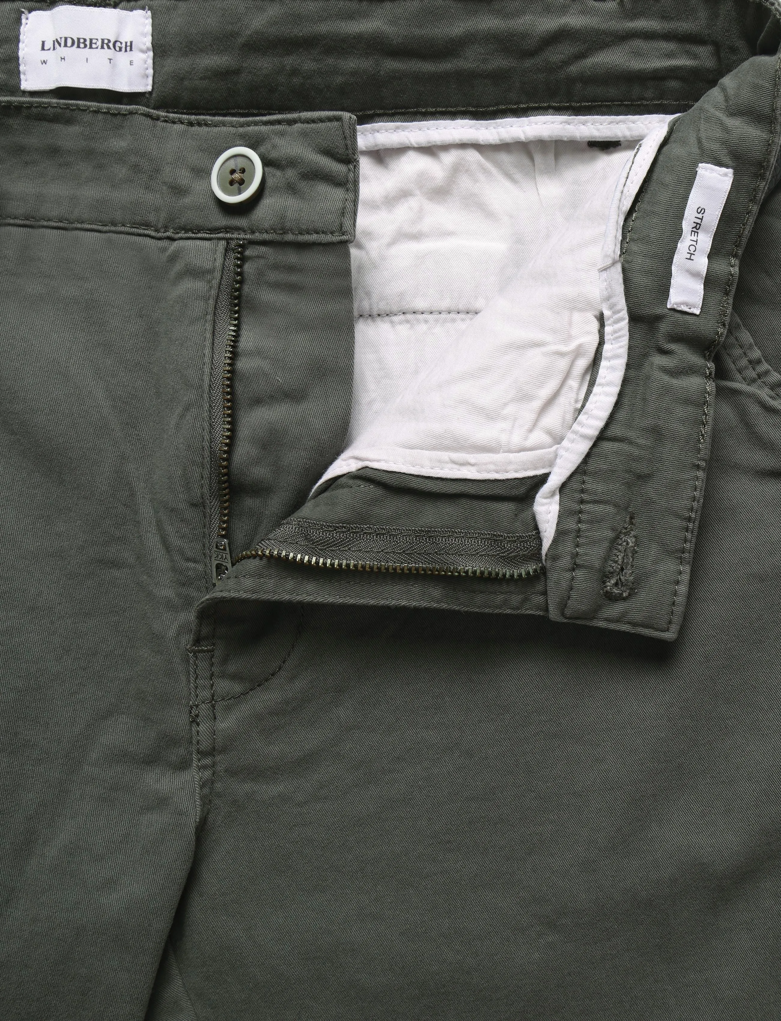 Lindbergh - Classic chino shorts w?. belt - Slim fit - chinos shorts - dk army - 3