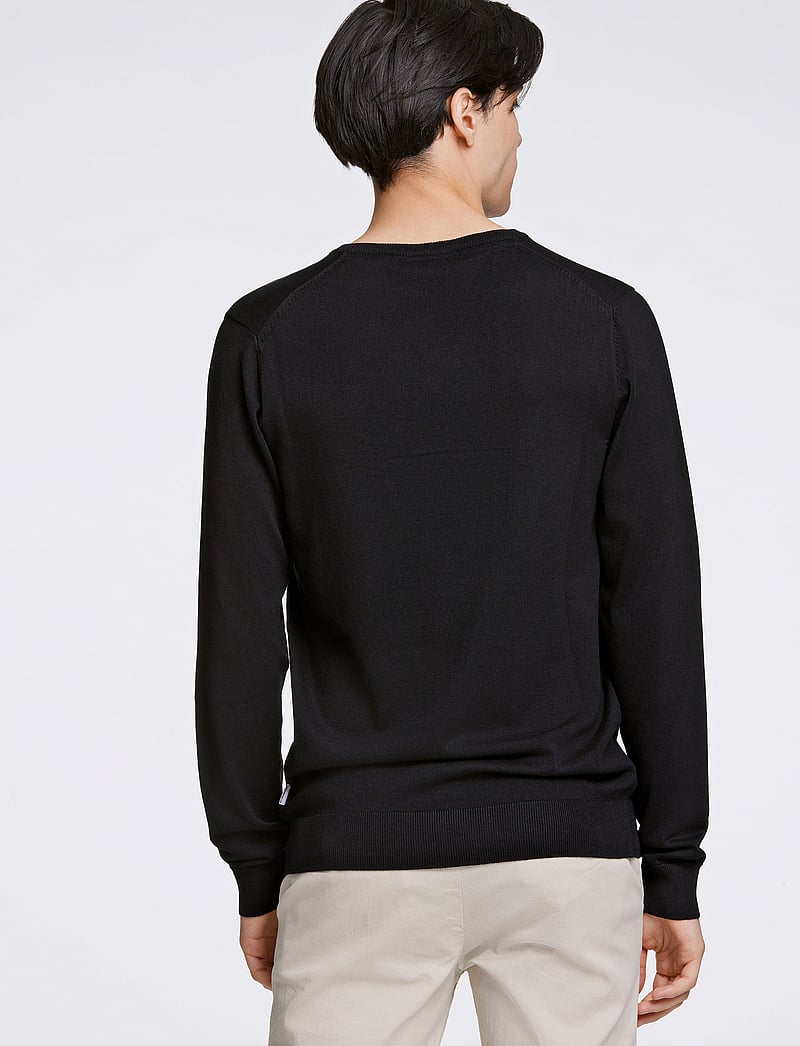 Lindbergh - Ecovero V-neck L/S knit - v-ausschnitt - black - 3