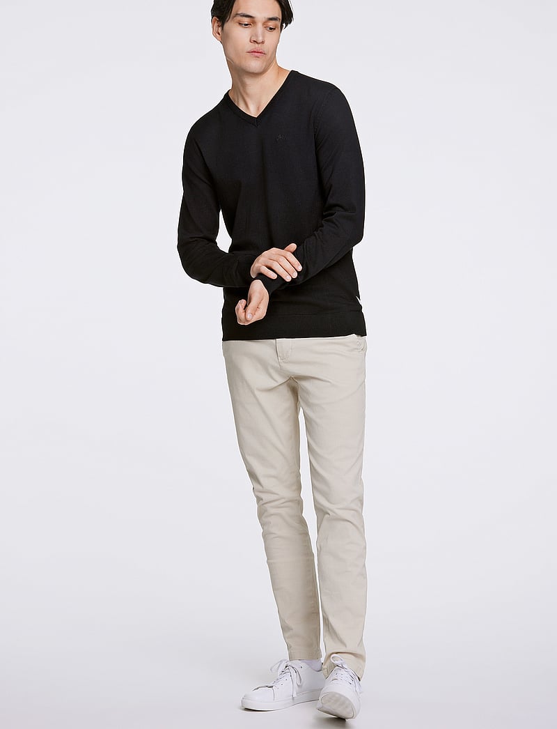 Lindbergh - Ecovero V-neck L/S knit - v-ausschnitt - black - 4