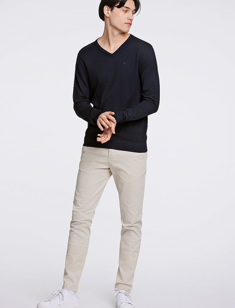 Lindbergh - Ecovero V-neck L/S knit - v-ausschnitt - navy - 4