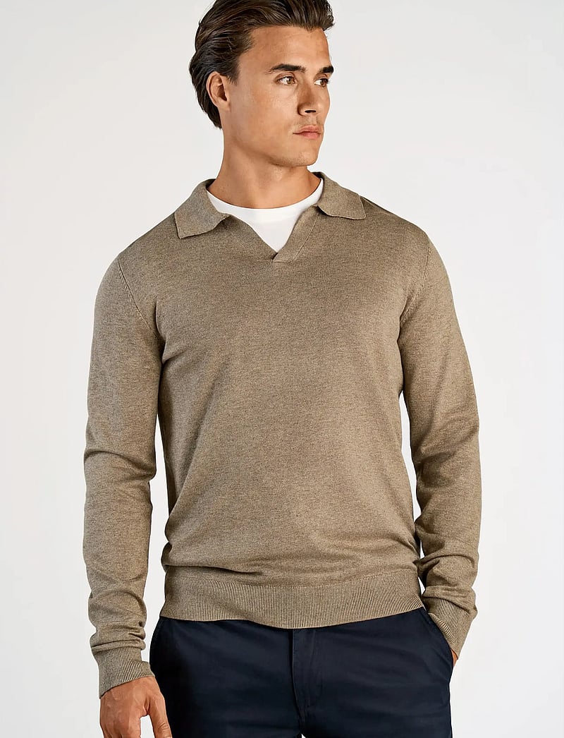 Lindbergh - Ecovero L/S v-neck polo - langärmelige gestrickte polohemden - dk sand mel - 3