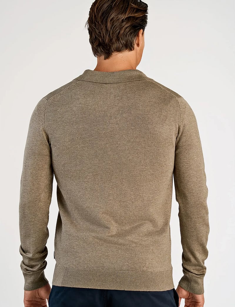 Lindbergh - Ecovero L/S v-neck polo - langärmelige gestrickte polohemden - dk sand mel - 4