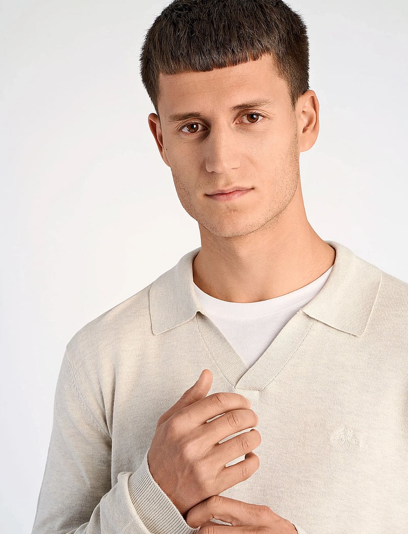 Lindbergh - Ecovero L/S v-neck polo - langärmelige gestrickte polohemden - off white mel - 4
