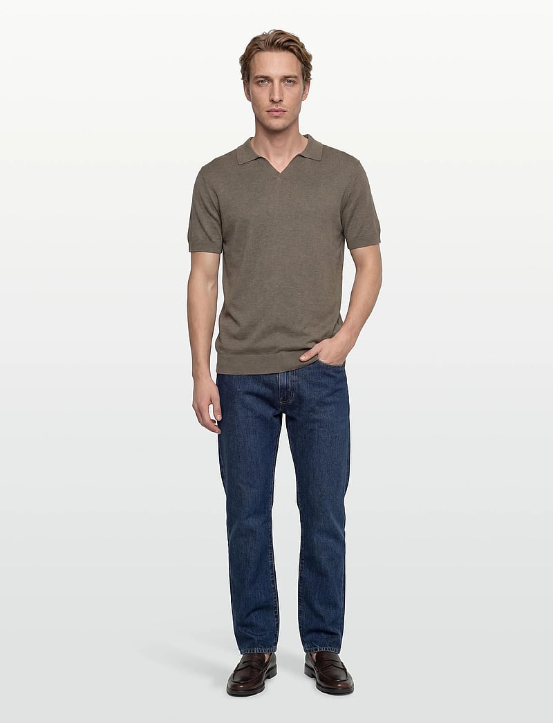 Lindbergh - Ecovero S/S v-neck polo - prjónaðir pólóbolir - dk sand mel - 0