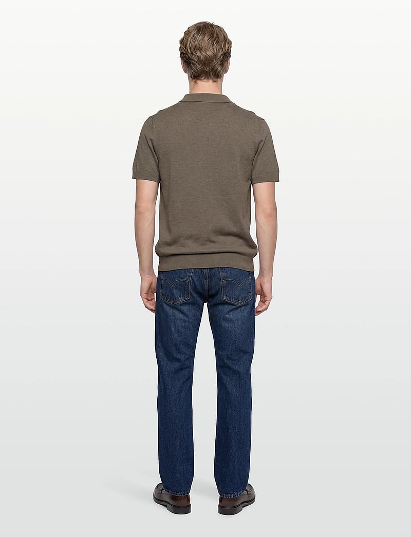 Lindbergh - Ecovero S/S v-neck polo - prjónaðir pólóbolir - dk sand mel - 4