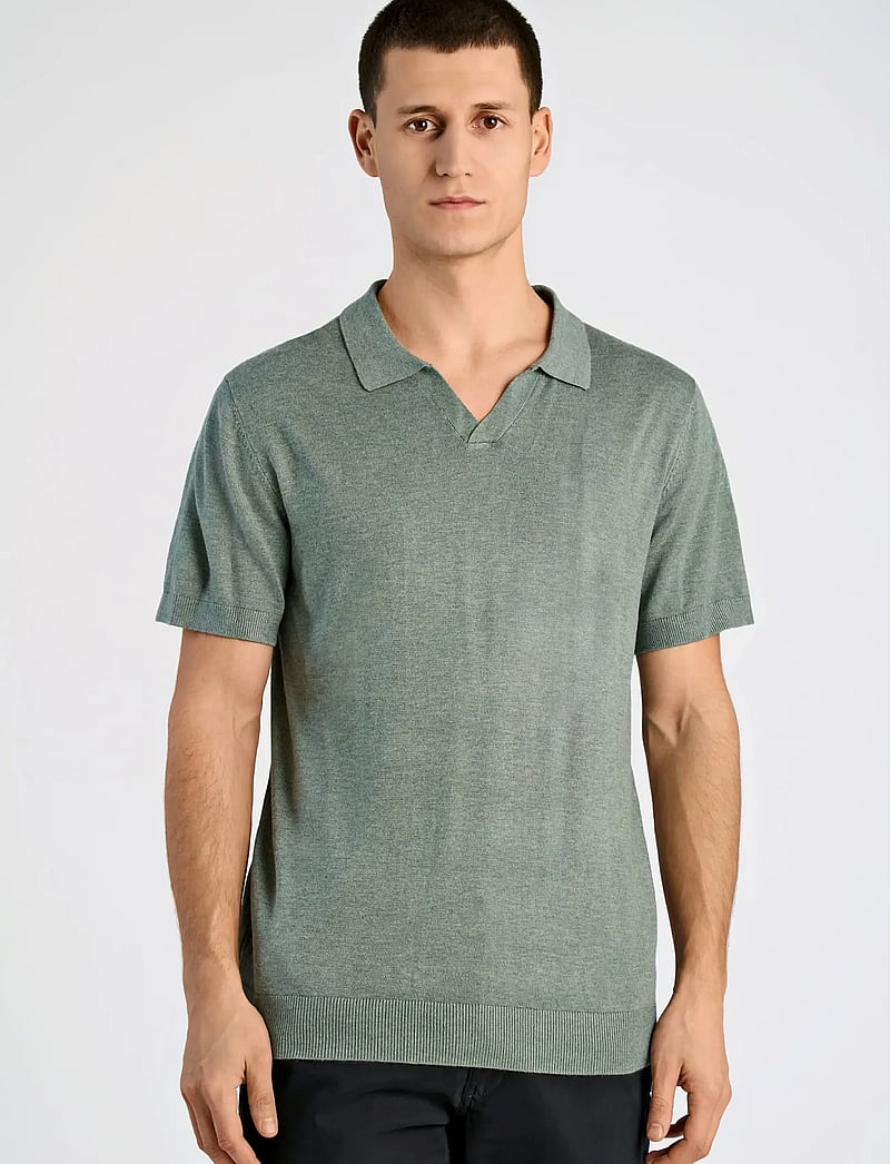 Lindbergh - Ecovero S/S v-neck polo - polostrik - jade green mel - 3