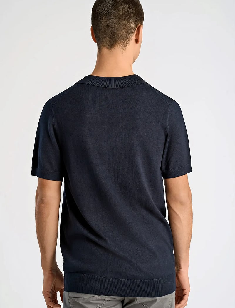 Lindbergh - Ecovero S/S v-neck polo - stickade pikéer - navy - 4