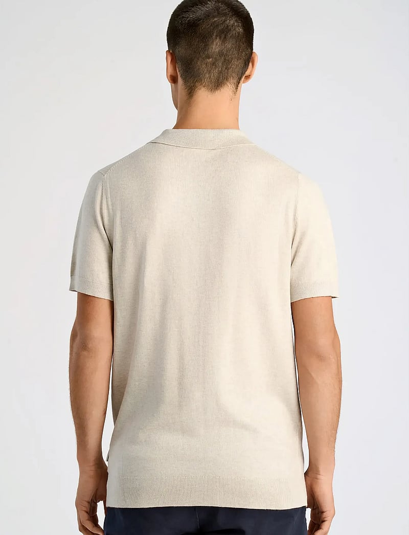Lindbergh - Ecovero S/S v-neck polo - neulotut poolot - off white mel - 4