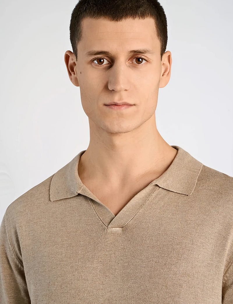 Lindbergh - Ecovero S/S v-neck polo - kootud polosärgid - sand mel - 5