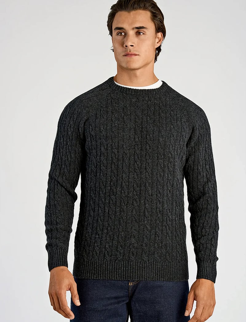 Lindbergh - Lambswool raglan cable o-neck knit - Ümmarguse kaelusega kudumid - charcoal mel - 0