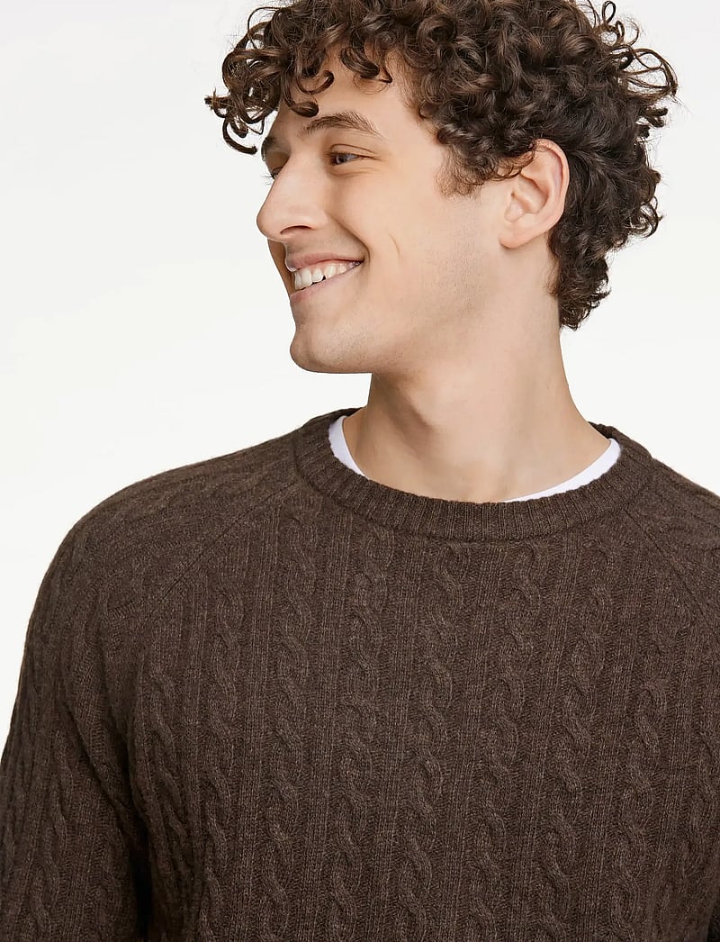 Lindbergh - Lambswool raglan cable o-neck knit - Ümmarguse kaelusega kudumid - dk brown mel - 3