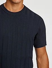 Lindbergh - Knitted crew neck t-shirt - kortermede t-skjorter - navy - 2