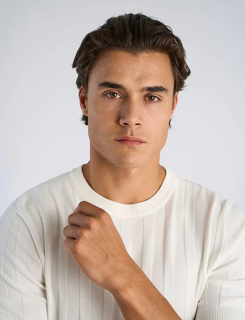 Lindbergh - Knitted crew neck t-shirt - krótki rękaw - salt white - 5