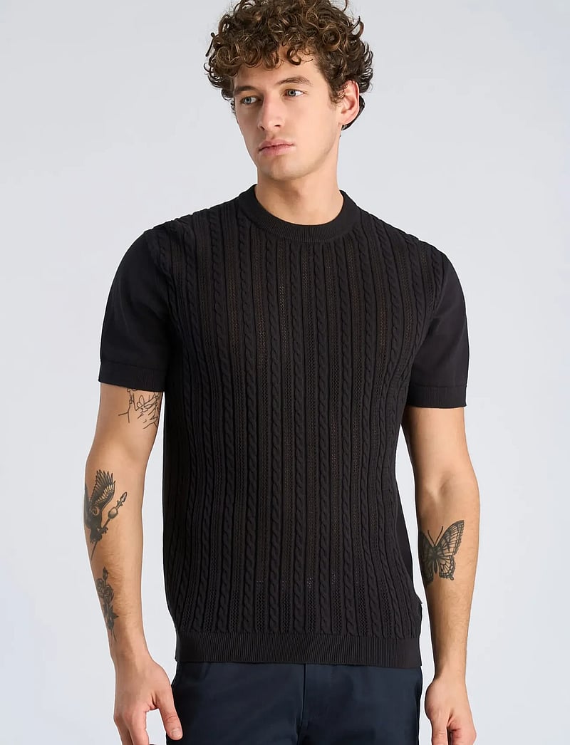 Lindbergh - Knitted S/S o-neck tee - stickade pikéer - black - 3