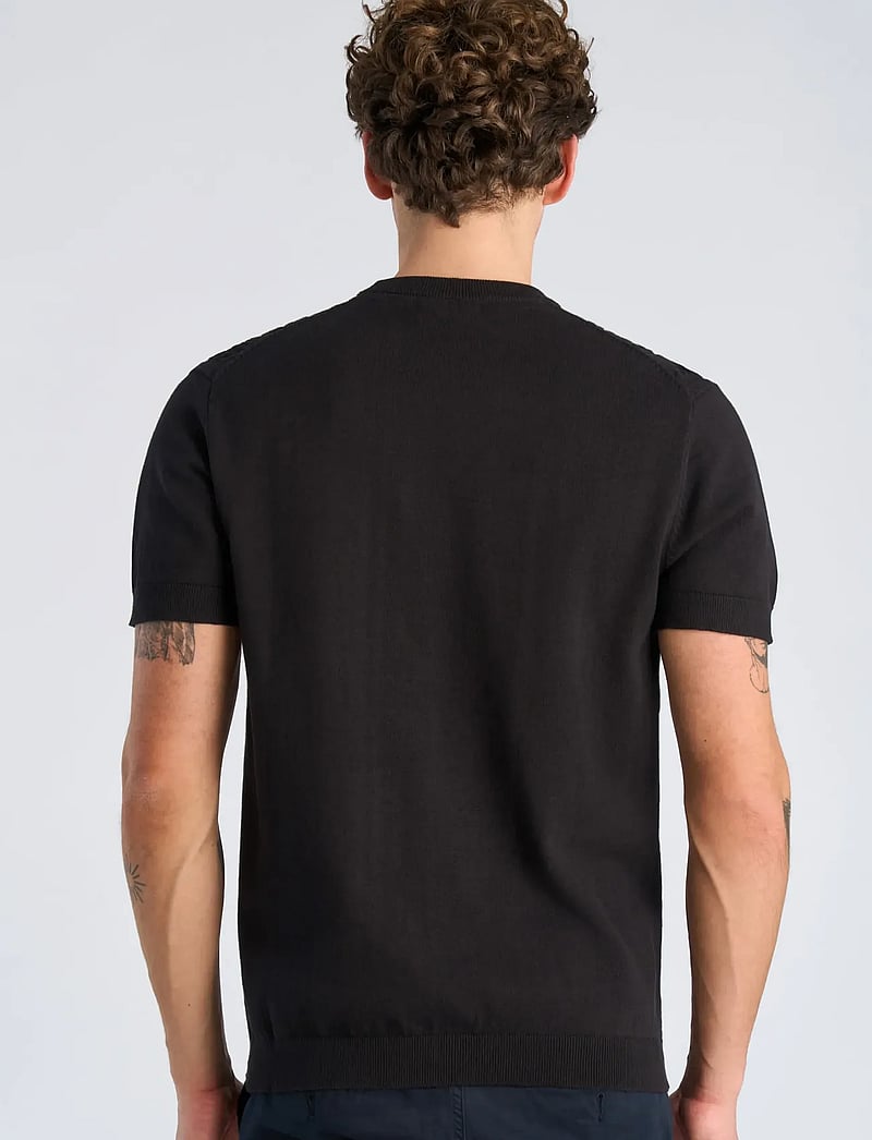 Lindbergh - Knitted S/S o-neck tee - stickade pikéer - black - 4