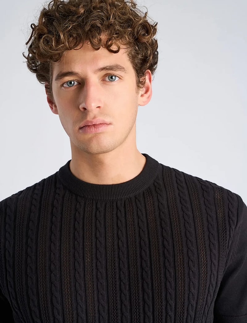 Lindbergh - Knitted S/S o-neck tee - stickade pikéer - black - 5