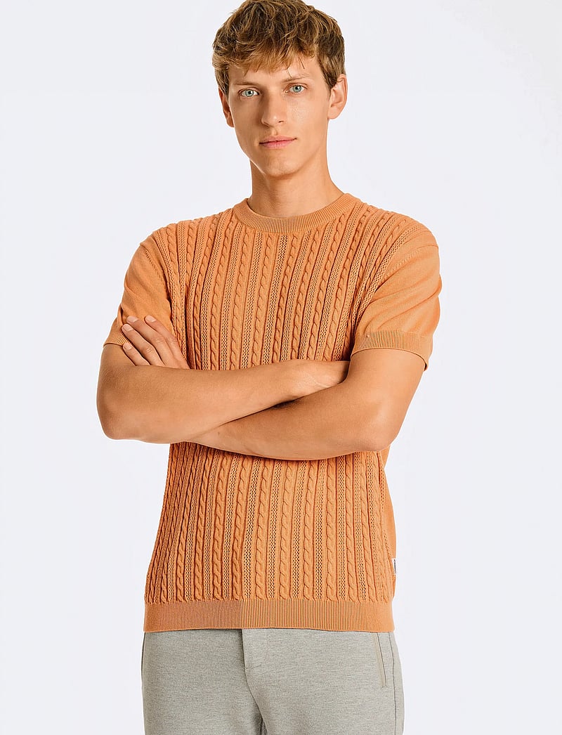 Lindbergh - Knitted S/S o-neck tee - stickade pikéer - peach - 0