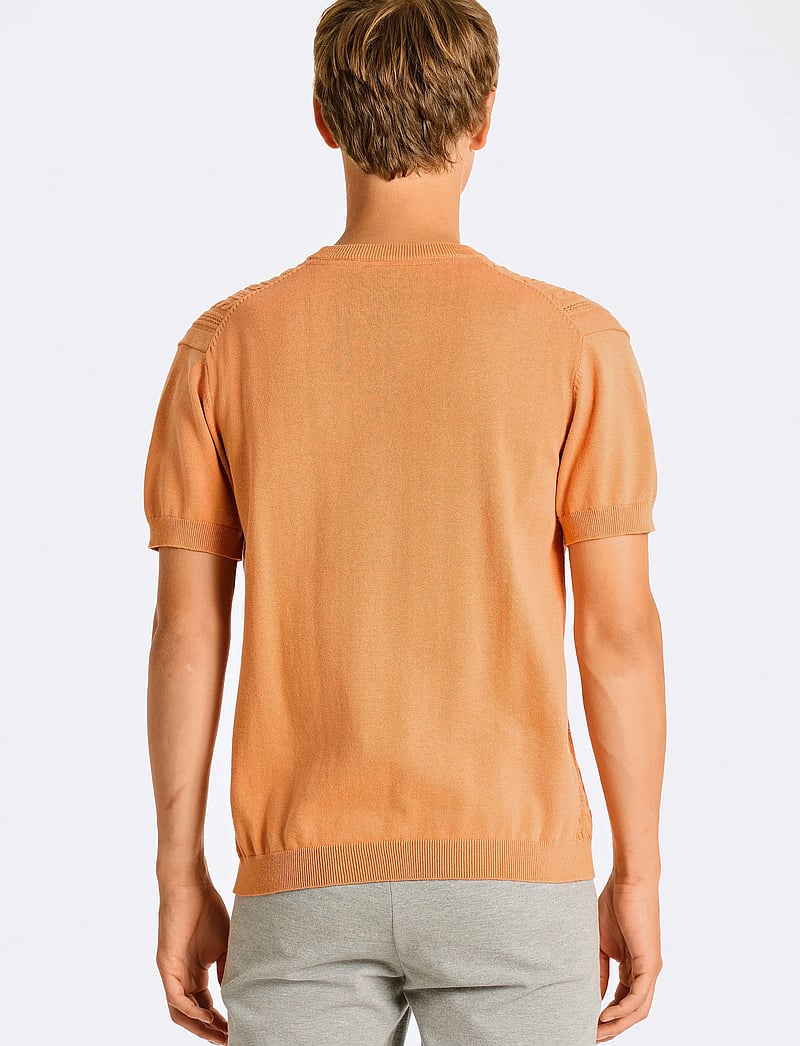 Lindbergh - Knitted S/S o-neck tee - stickade pikéer - peach - 3
