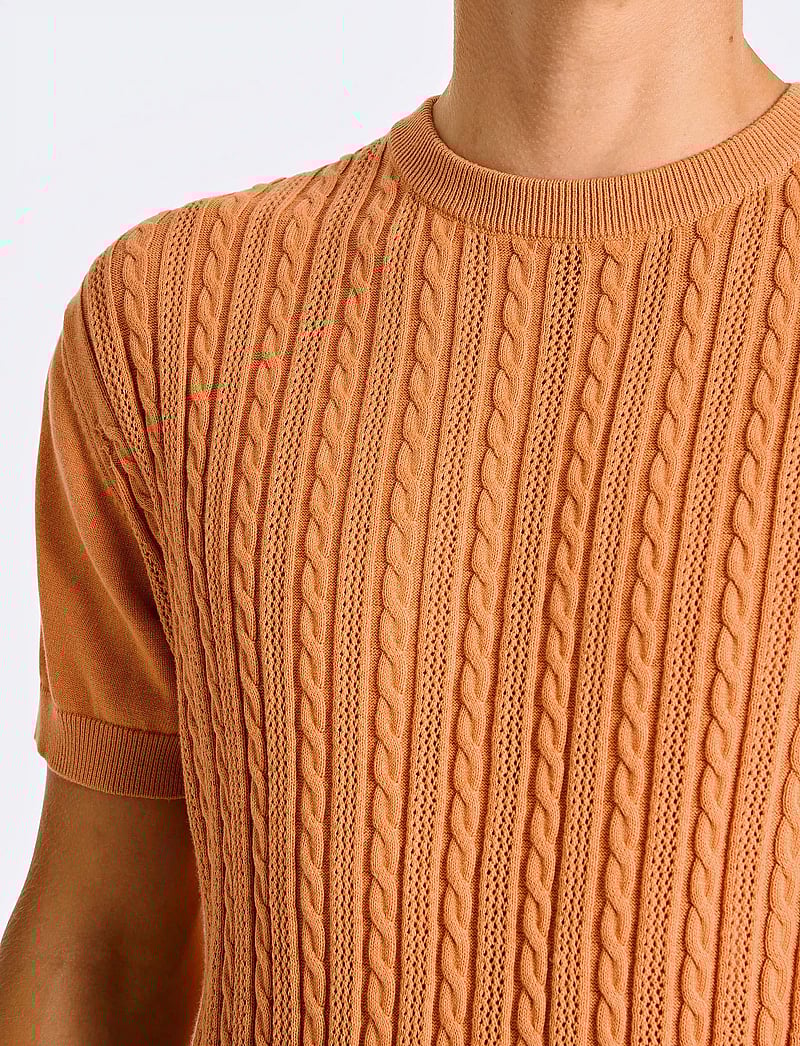 Lindbergh - Knitted S/S o-neck tee - stickade pikéer - peach - 5