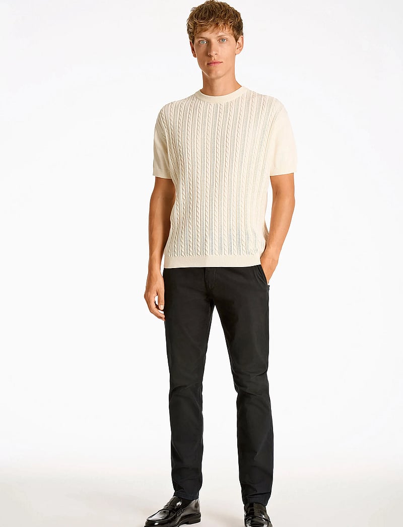 Lindbergh - Knitted S/S o-neck tee - stickade pikéer - pearl white - 4