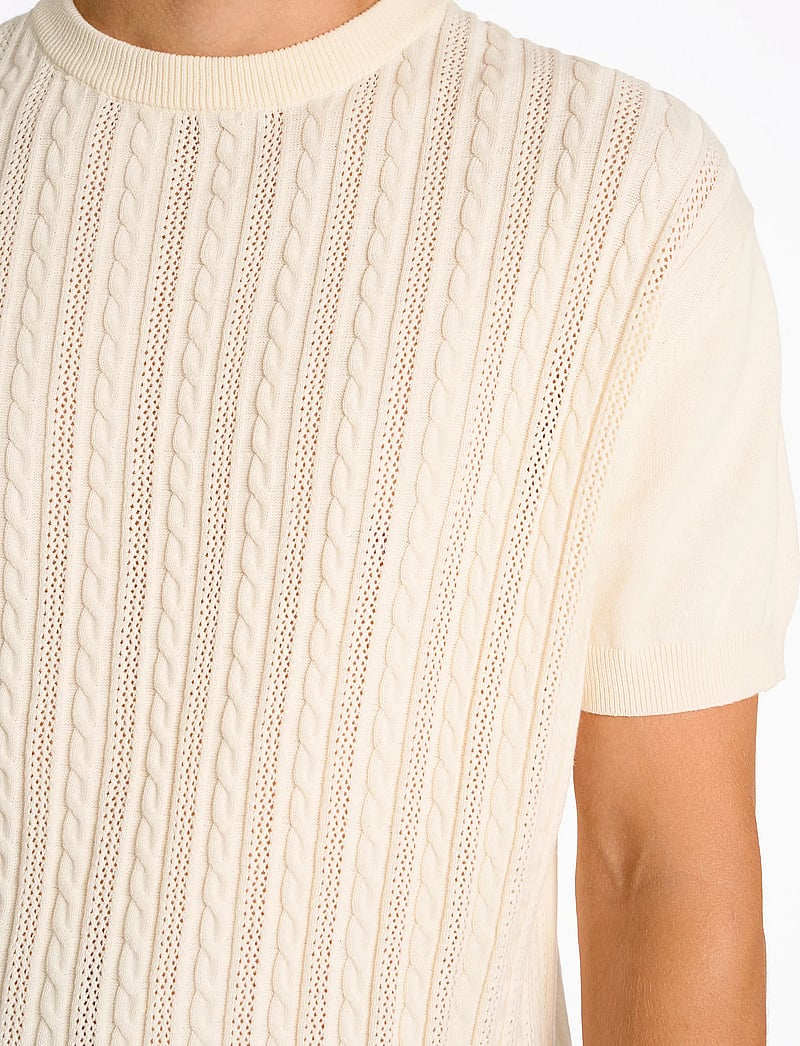 Lindbergh - Knitted S/S o-neck tee - stickade pikéer - pearl white - 5