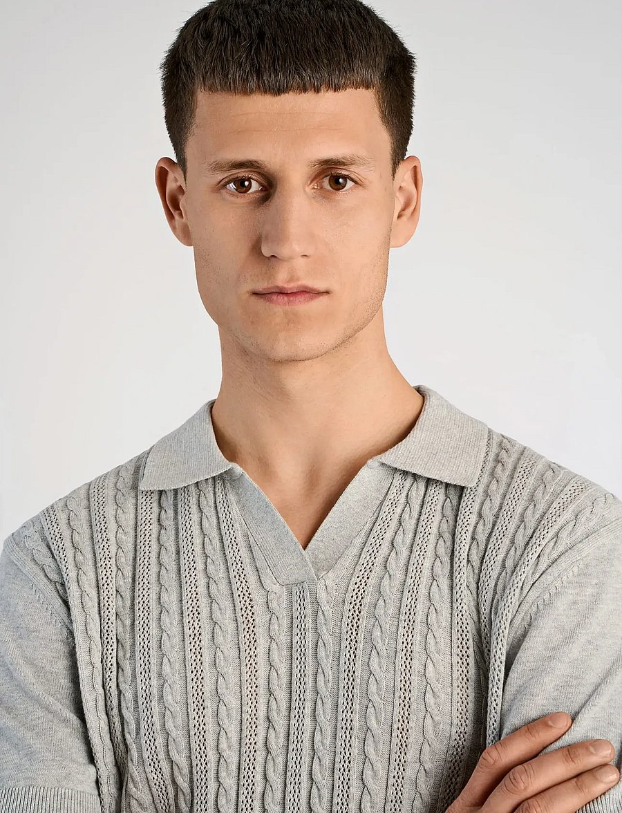 Lindbergh - Knitted S/S cable v-neck polo - knitted polos - grey mel - 5