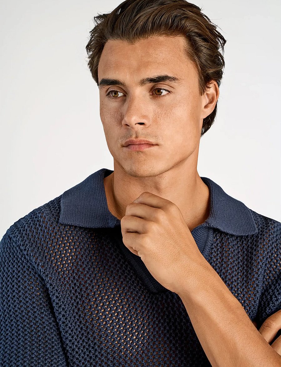 Lindbergh - V-neck S/S crochet knit polo - kootud polosärgid - dk blue - 5