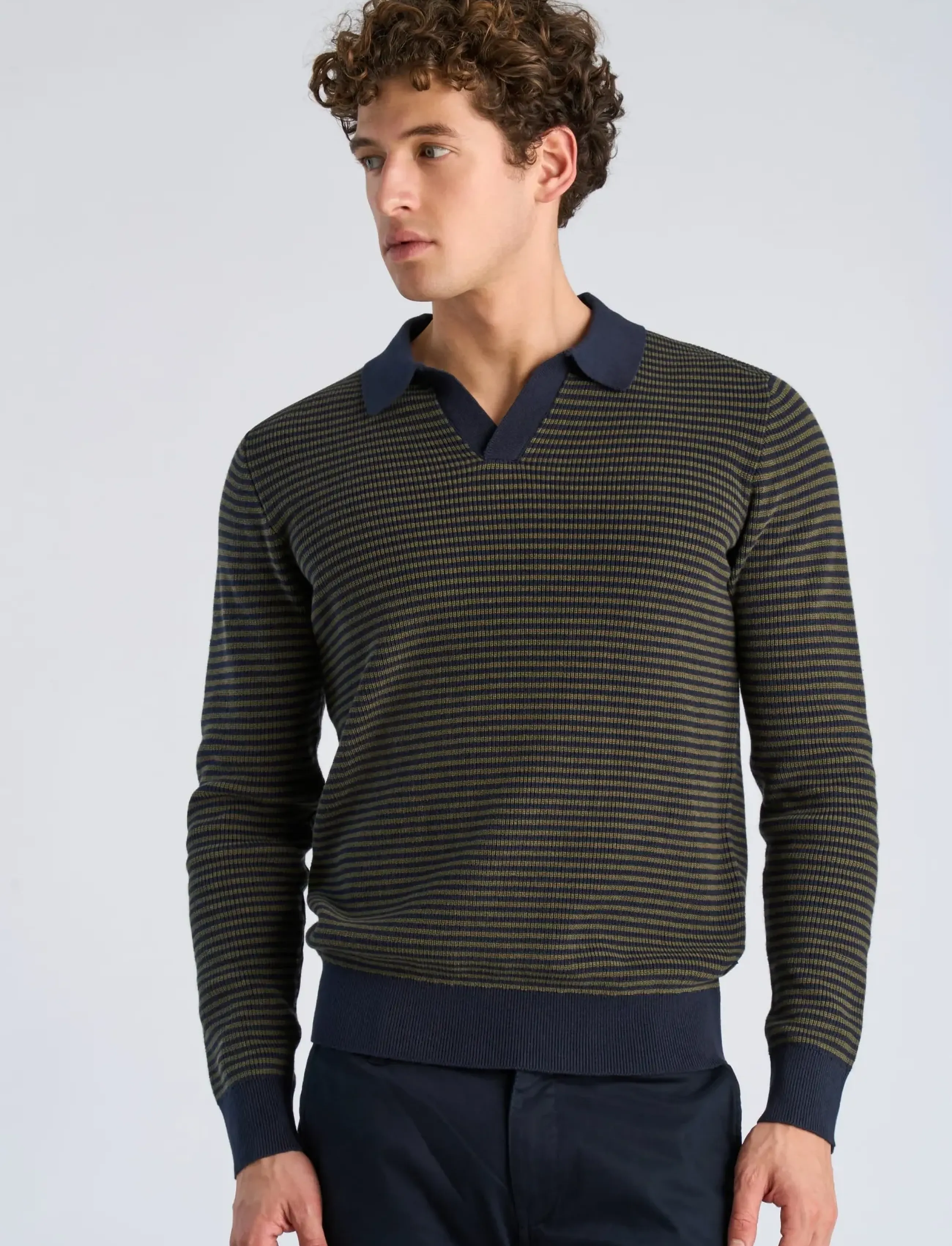 Lindbergh - Recycled v-neck polo knit L/S - poloer i strik med lange ærmer - army - 3