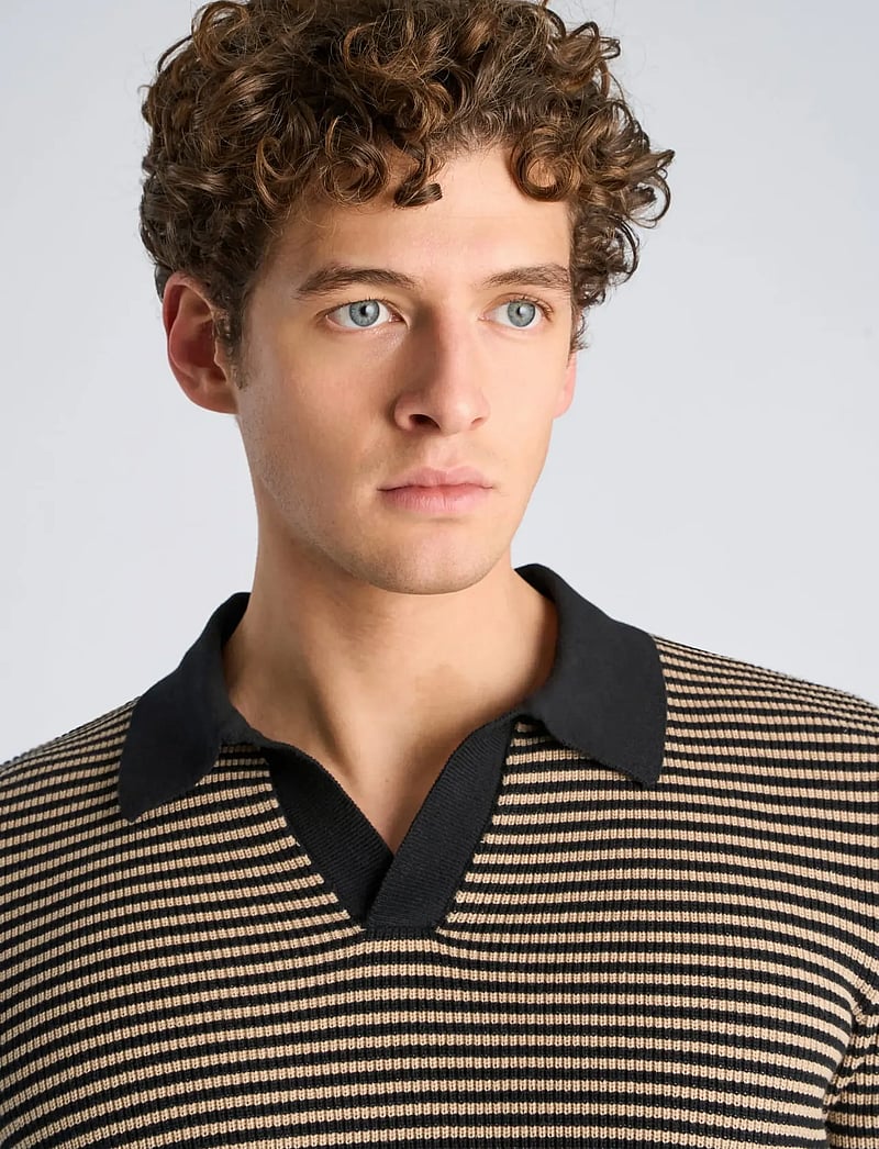 Lindbergh - Recycled v-neck polo knit L/S - poloer i strik med lange ærmer - black - 5