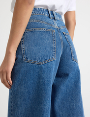 Lindex - Trousers denim Jackie cr retro - džinsa bikses ar platām starām - denim blue - 5