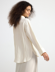 Lindex - Shirt Raven Crinkle - pitkähihaiset paidat - light white - 3