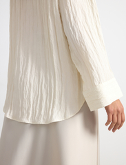 Lindex - Shirt Raven Crinkle - långärmade skjortor - light white - 6