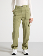 Lindex - Trouser Suzette patch pocket - cargobyxor - green - 2