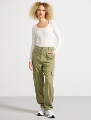 Lindex - Trouser Suzette patch pocket - cargo kelnės - green - 4
