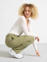 Lindex - Trouser Suzette patch pocket - cargo kelnės - green - 6