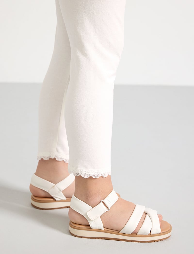 Lindex - Capri leggings with lace - leggings - light dusty white - 5