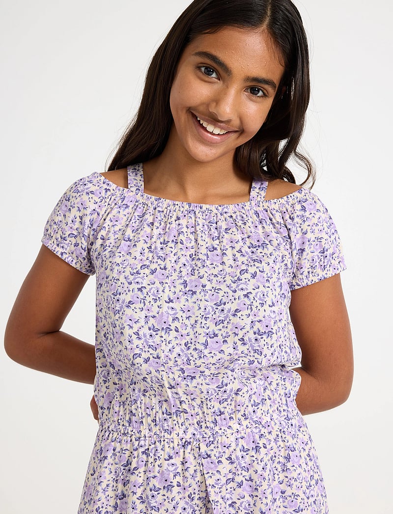 Lindex - Dress high and low with shorts - kurzärmelige freizeitkleider - light lilac - 4