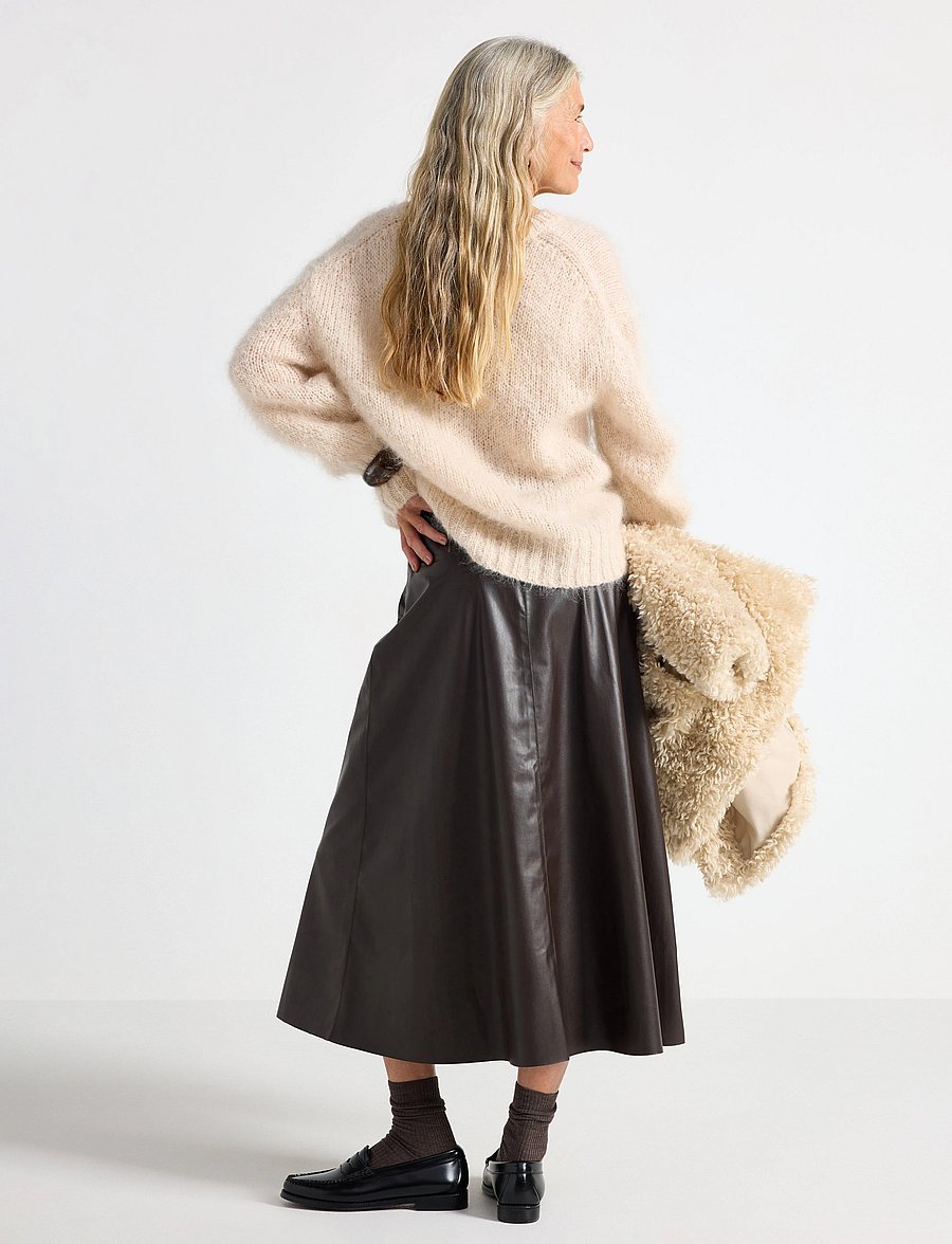 Lindex - Utsvängd midikjol i läderimitation - midi nederdele - dark brown - 3